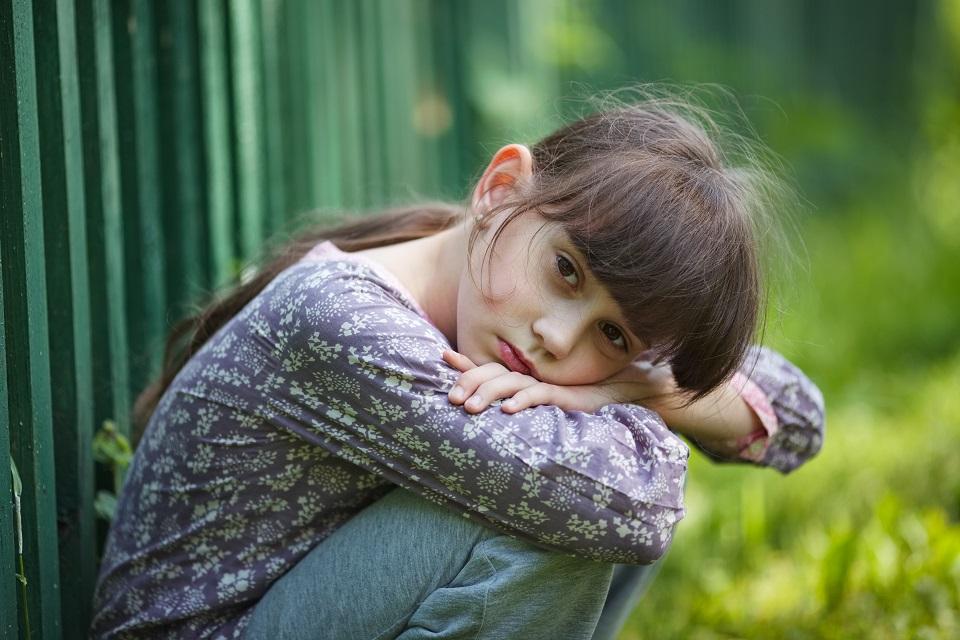 Girl_card-960x640 Image of girls sitting alone outside